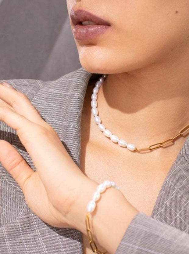 model with pearl chain and bracelet